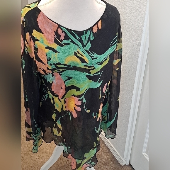 Women's Oversized Two Tiered Blouse - Picture 4 of 6